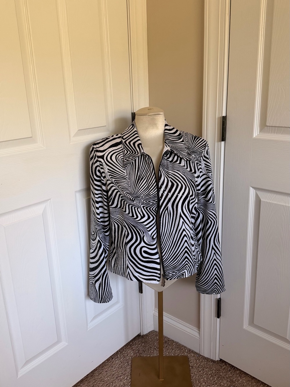 Womens Black & White Swirl Pattern Zip Jacket